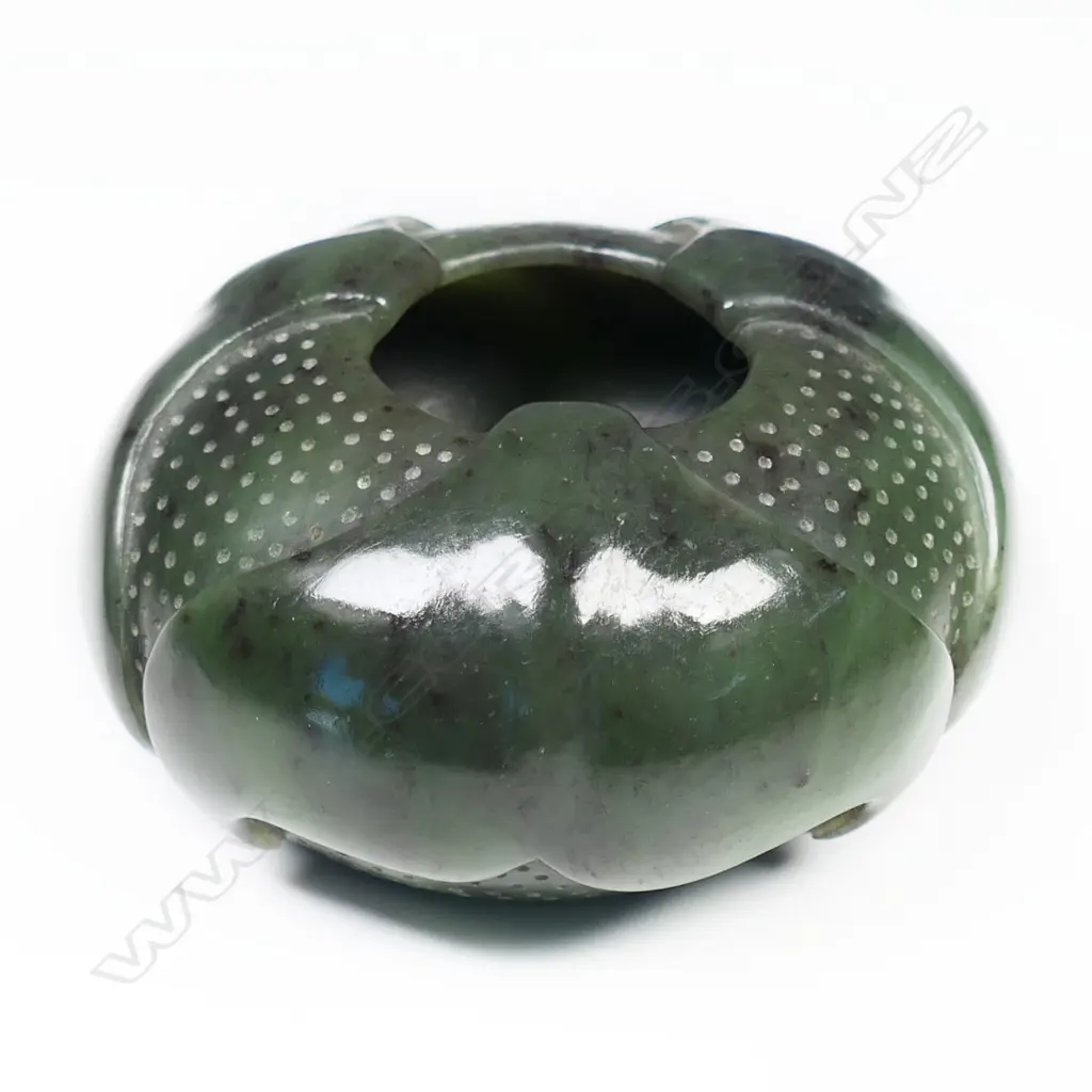 A small carved nephrite bowl, Image 1++